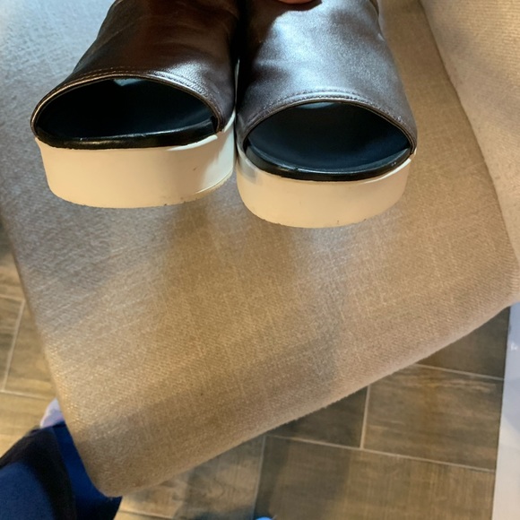 H by Halston flat form slide. - Picture 2 of 4